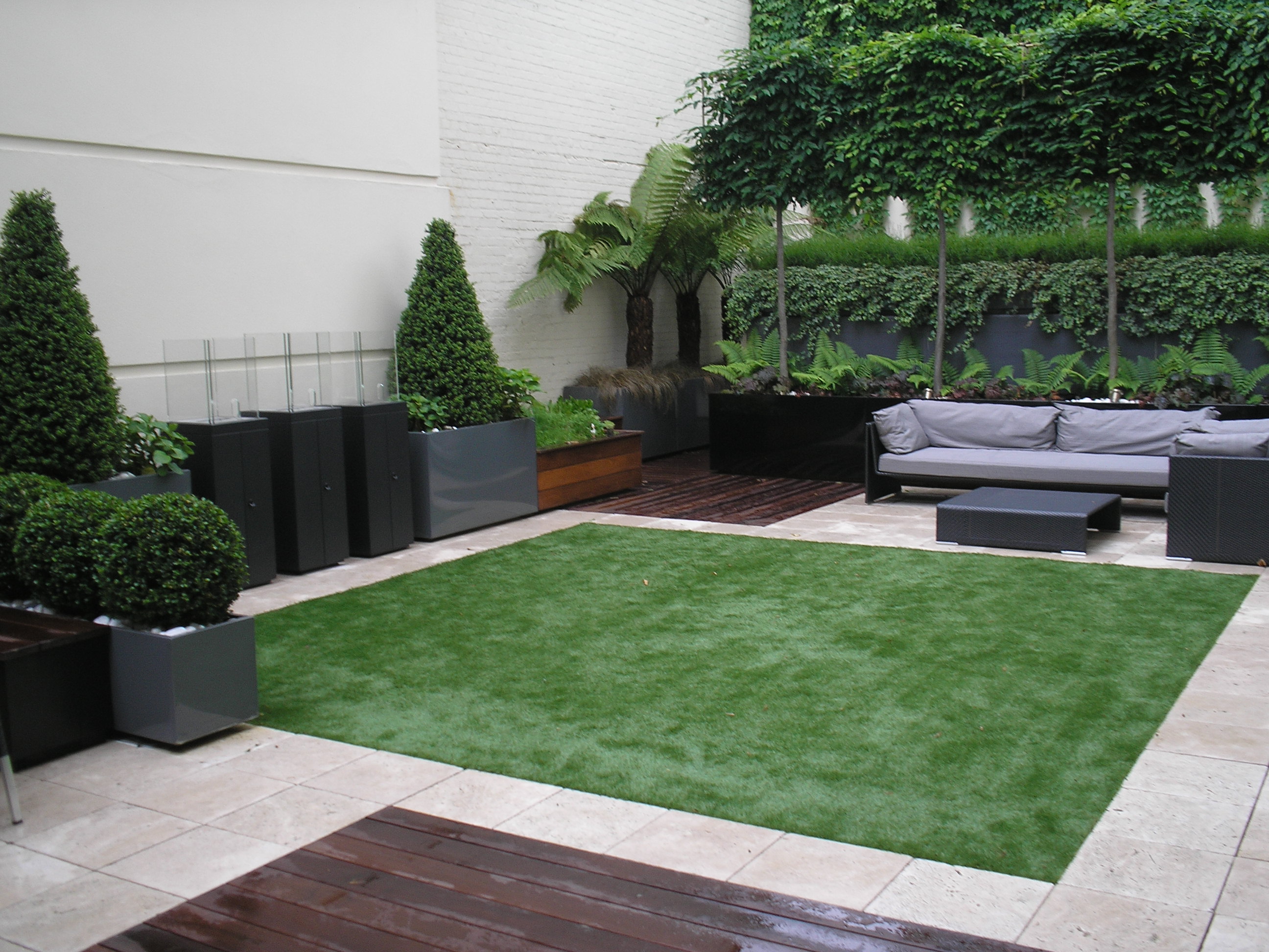 Artificial lawn - Can you tell the difference? 